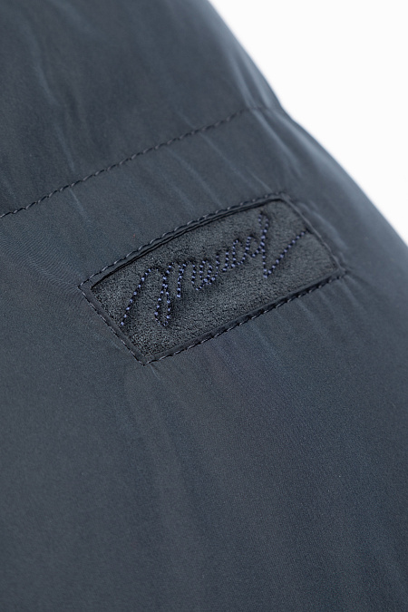 Удлиненный стеганый пуховик с капюшоном и меховой опушкой для мужчин бренда Meucci (Италия), арт. 8017 - фото. Цвет: Темно-синий. Купить в интернет-магазине https://shop.meucci.ru
