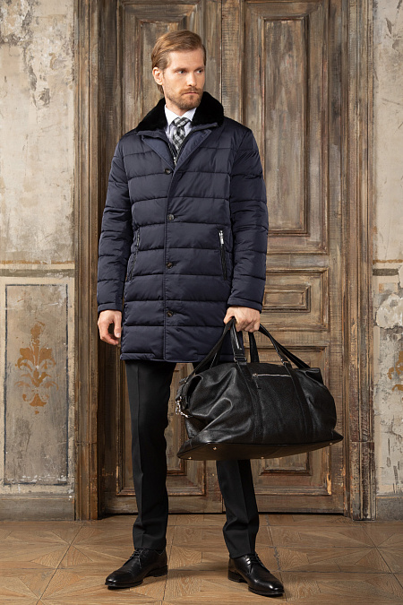 Удлиненный стеганый пуховик-пальто с меховым воротником для мужчин бренда Meucci (Италия), арт. 9310 - фото. Цвет: Тёмно-синий. Купить в интернет-магазине https://shop.meucci.ru
