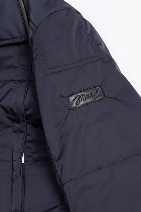 Удлиненная стеганая куртка-плащ без капюшона  для мужчин бренда Meucci (Италия), арт. 3929 - фото. Цвет: Темно-синий. Купить в интернет-магазине https://shop.meucci.ru
