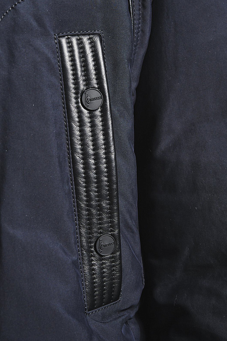 Удлиненный пуховик опушкой из меха bluefrost для мужчин бренда Meucci (Италия), арт. 4999 - фото. Цвет: Черно-синий. Купить в интернет-магазине https://shop.meucci.ru
